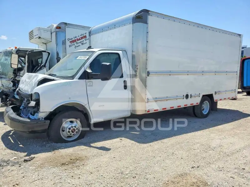 2023 GMC Savana фото