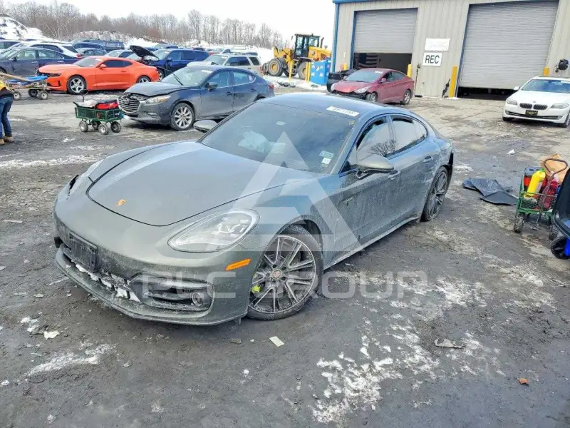 2023 Porsche Panamera photo