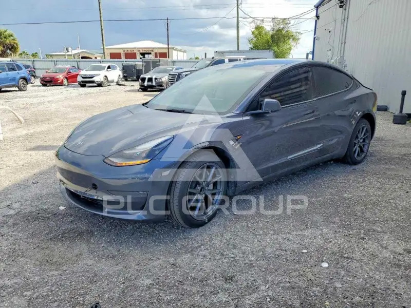 2023 Tesla Model 3 фото