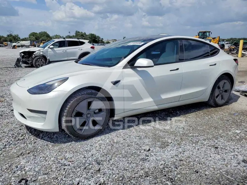 2023 Tesla Model 3 фото