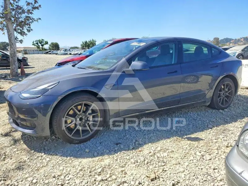 2023 Tesla Model 3 фото