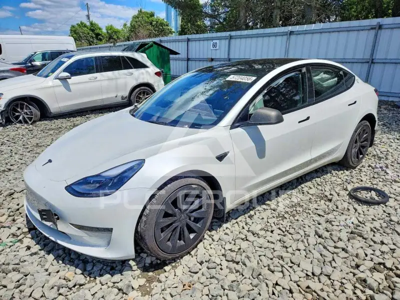 2023 Tesla Model 3 фото