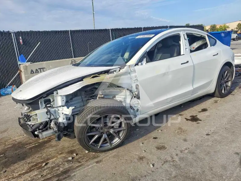 2023 Tesla Model 3 фото