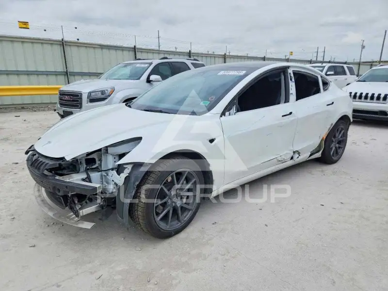 2023 Tesla Model 3 фото