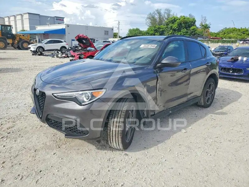 2023 Alfa Romeo Stelvio photo
