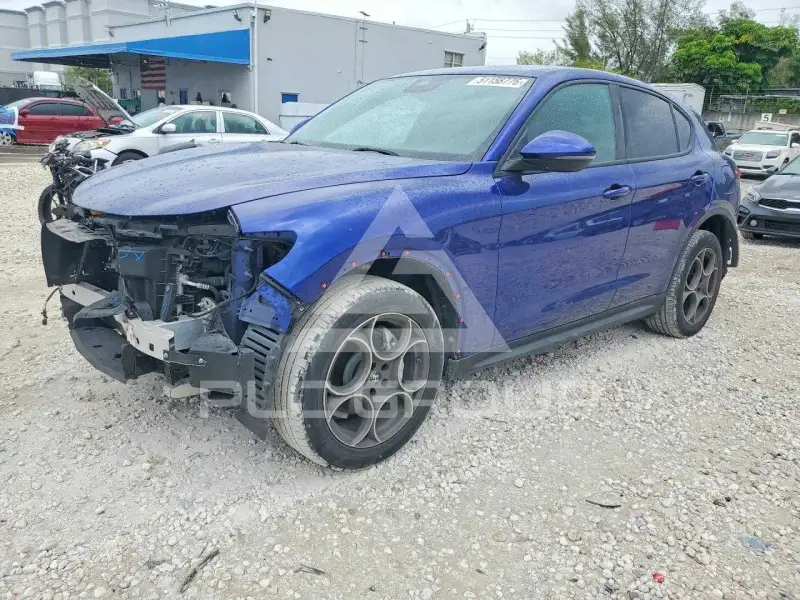 2023 Alfa Romeo Stelvio photo