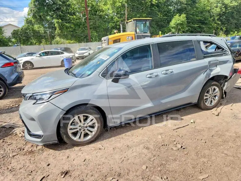 2023 Toyota SIENNA photo