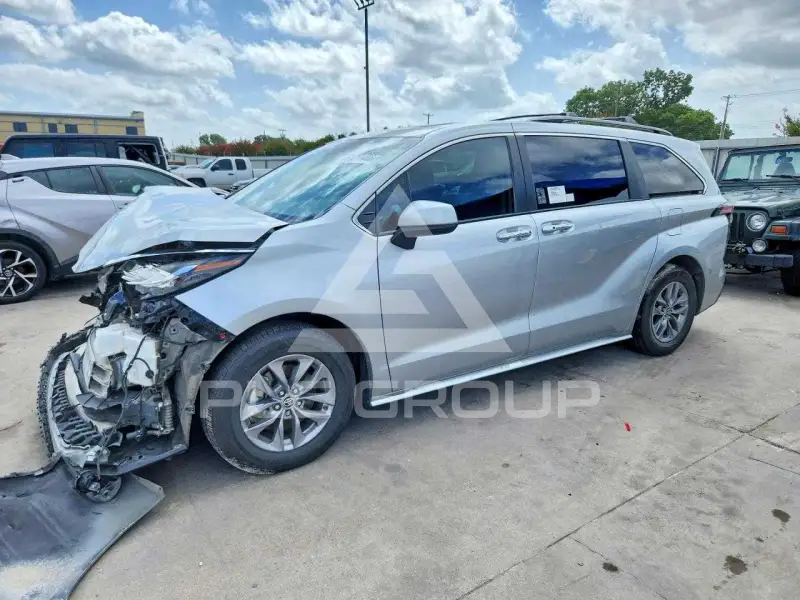 2023 Toyota SIENNA photo