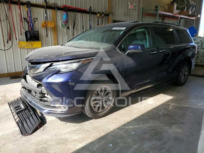 2023 Toyota SIENNA фото
