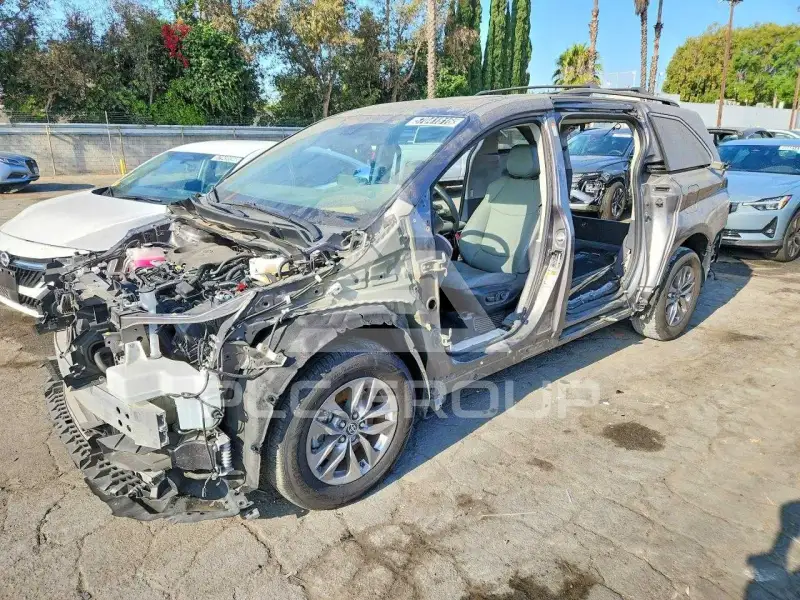 2023 Toyota SIENNA photo