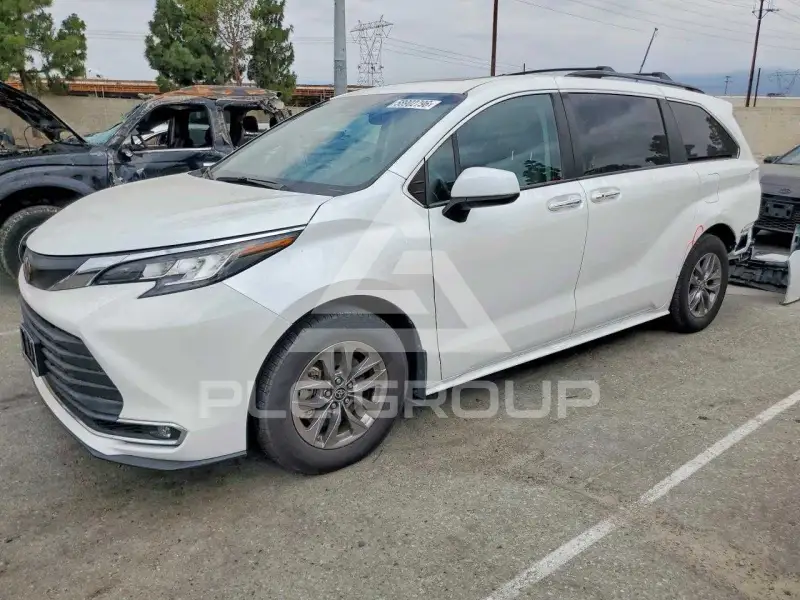 2023 Toyota SIENNA фото