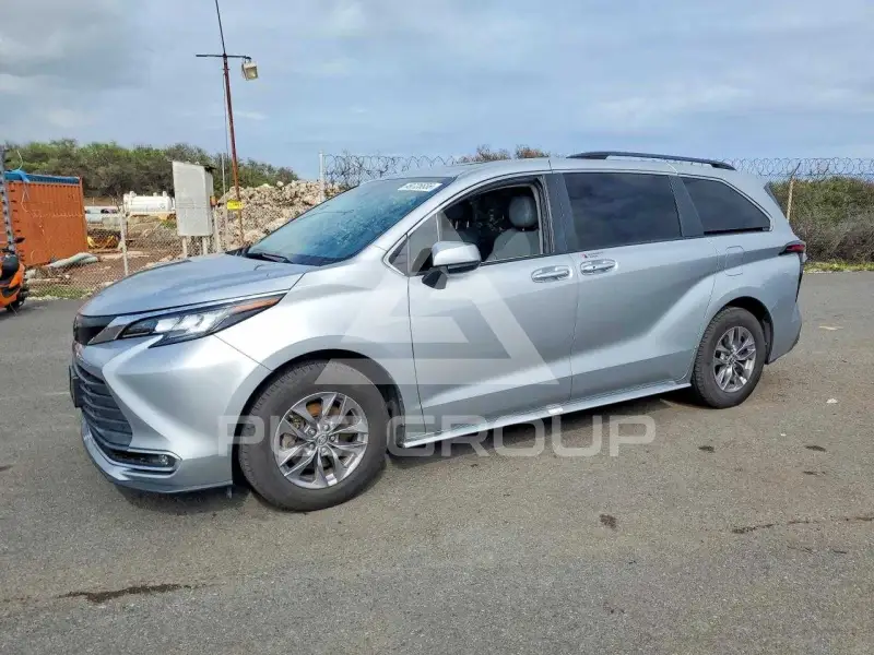 2023 Toyota SIENNA фото