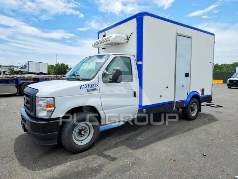 2023 Ford E-350 фото
