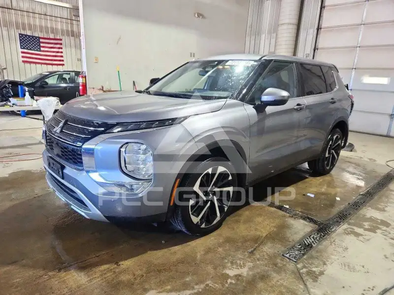 2024 Mitsubishi OUTLANDER photo