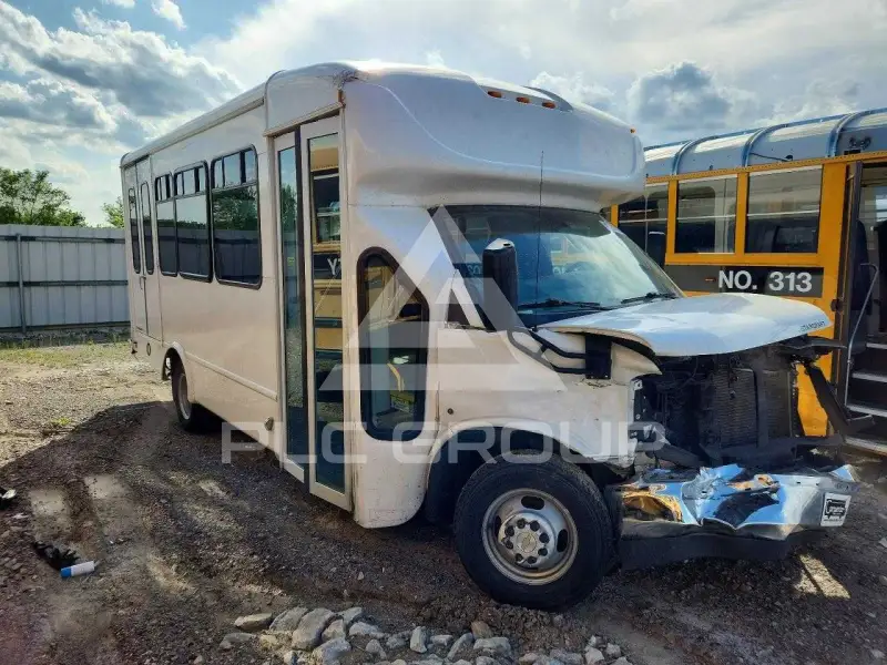 2024 Chevrolet Express фото