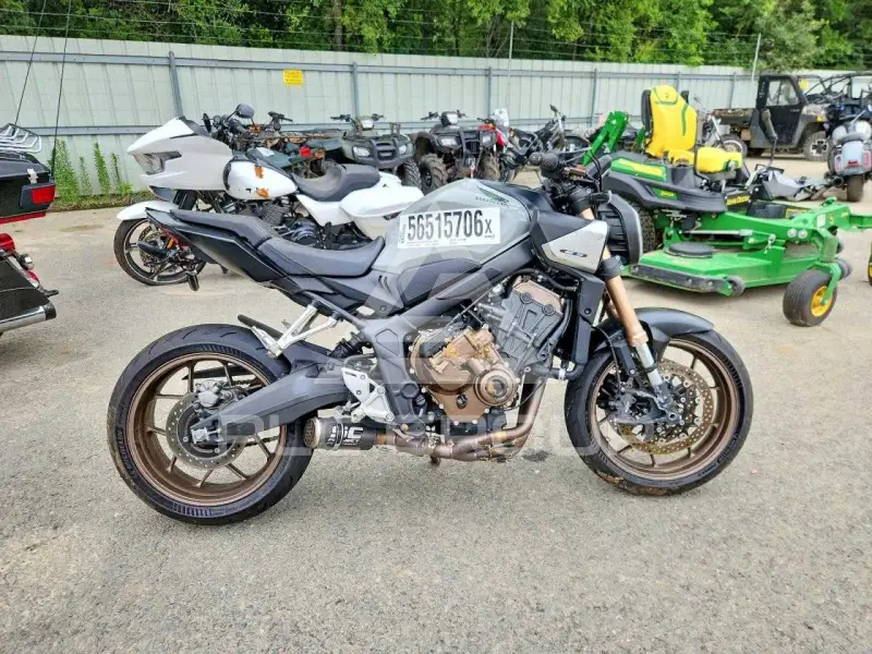2024 Honda CB фото