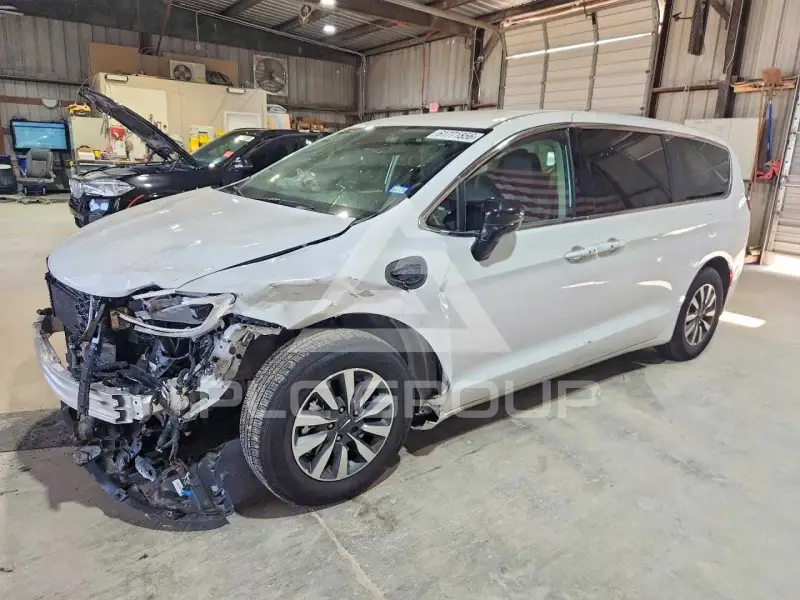 2024 Chrysler PACIFICA photo