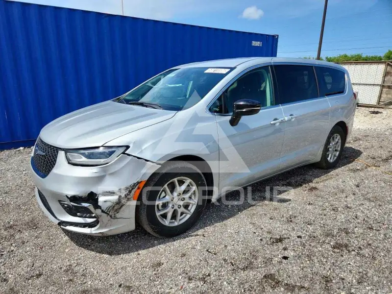 2024 Chrysler PACIFICA photo