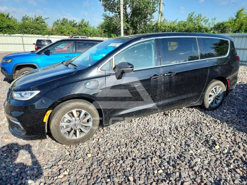 2024 Chrysler PACIFICA photo
