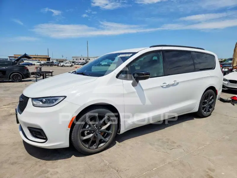 2024 Chrysler PACIFICA photo