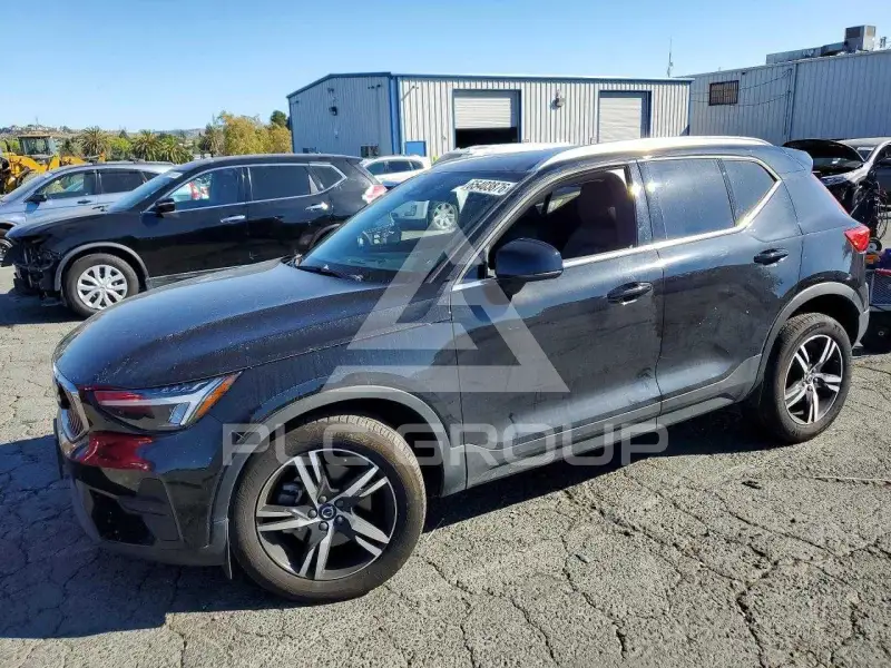 2024 Volvo XC40 photo