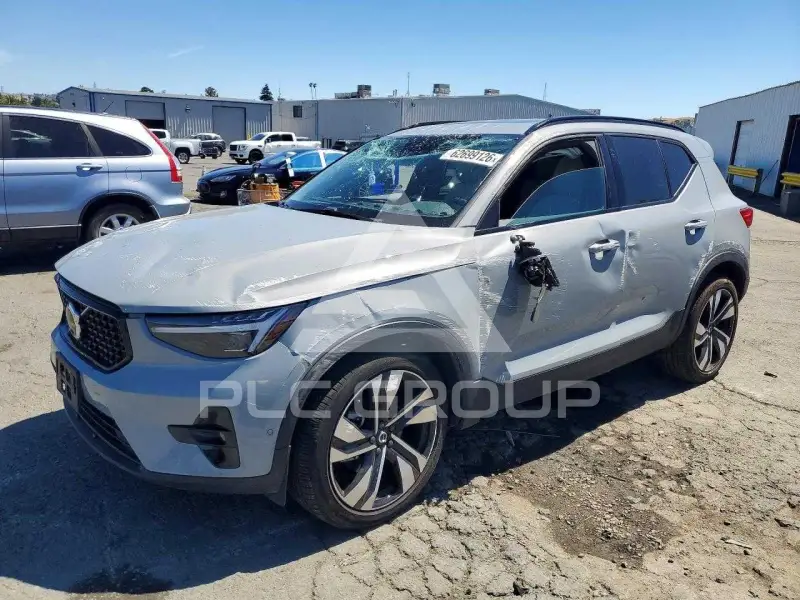 2024 Volvo XC40 фото