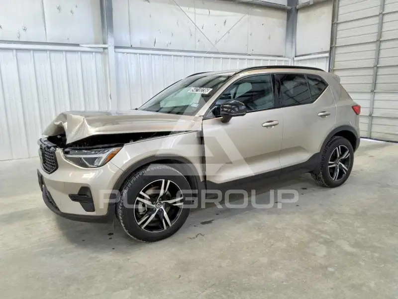 2024 Volvo XC40 фото