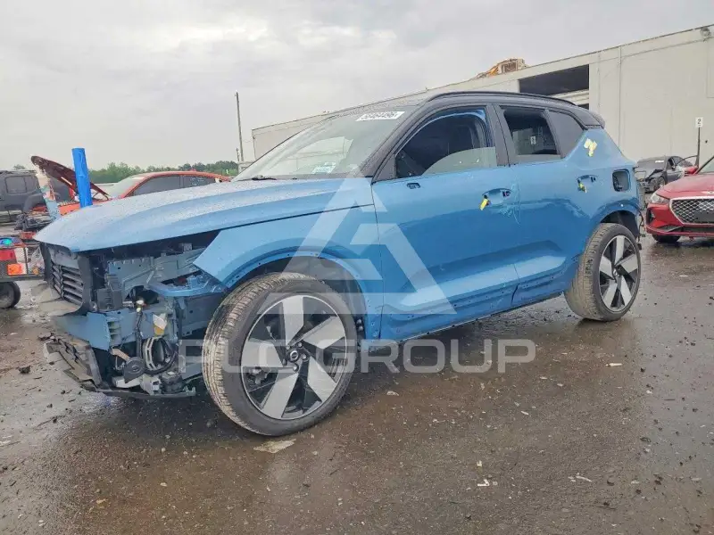 2024 Volvo XC40 фото