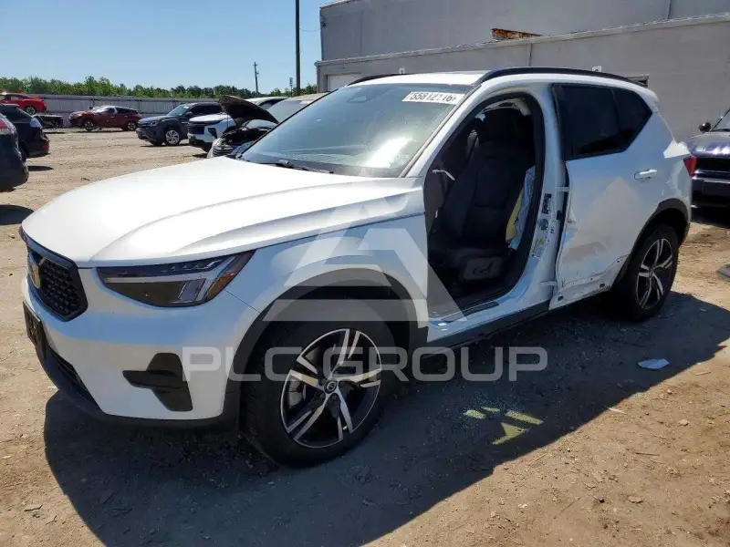 2024 Volvo XC40 фото