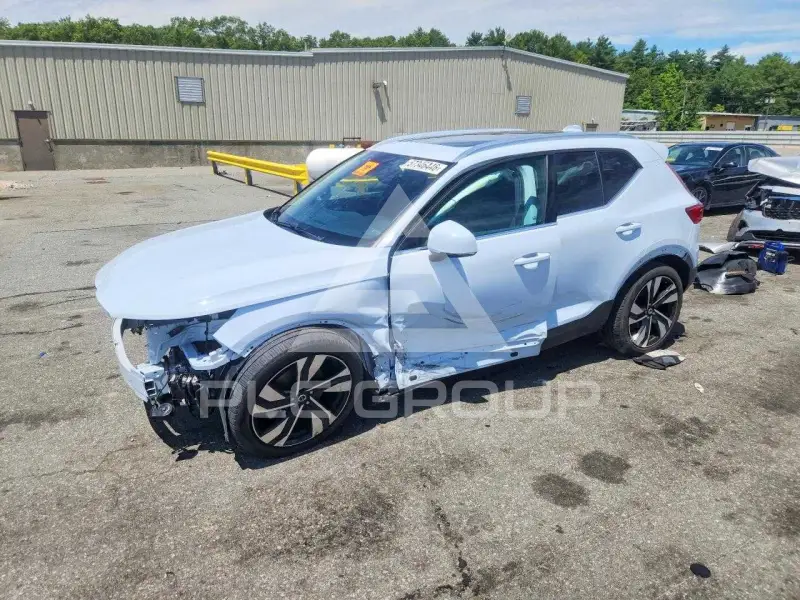 2024 Volvo XC40 фото