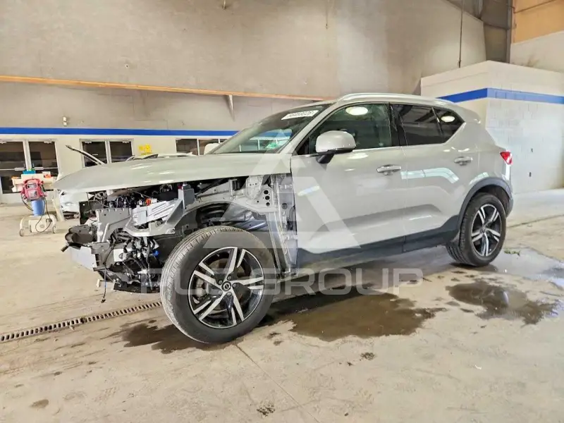 2024 Volvo XC40 фото