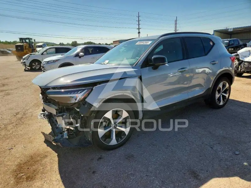 2024 Volvo XC40 фото