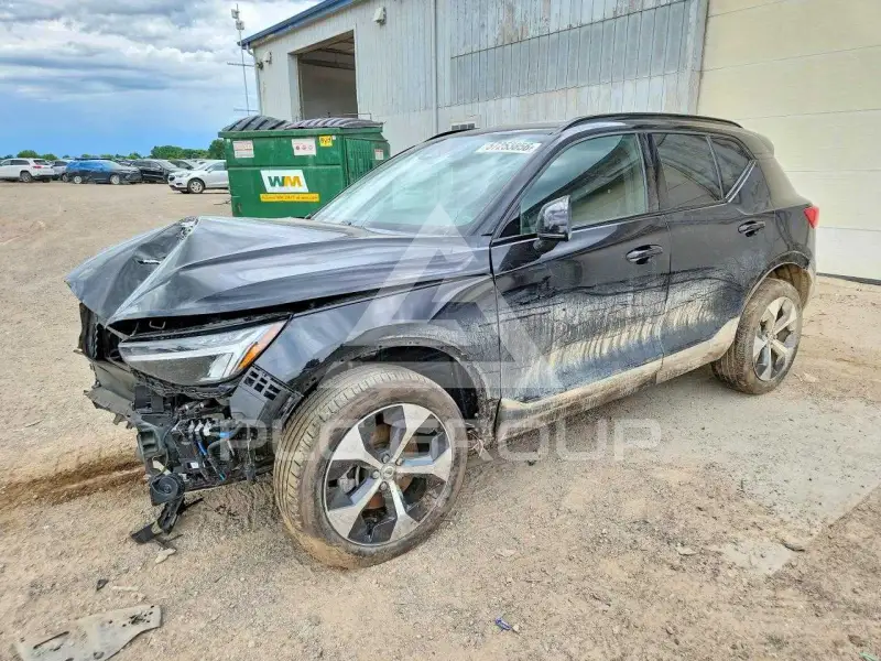 2024 Volvo XC40 фото