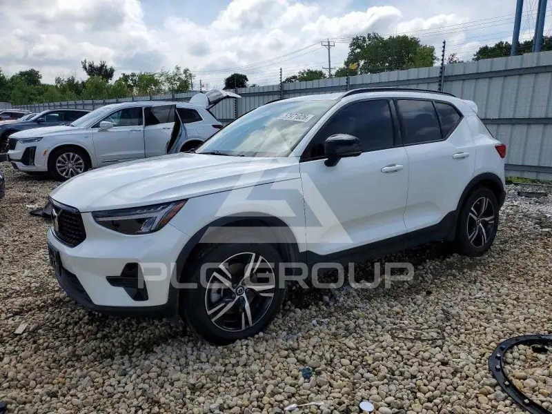 2024 Volvo XC40 фото