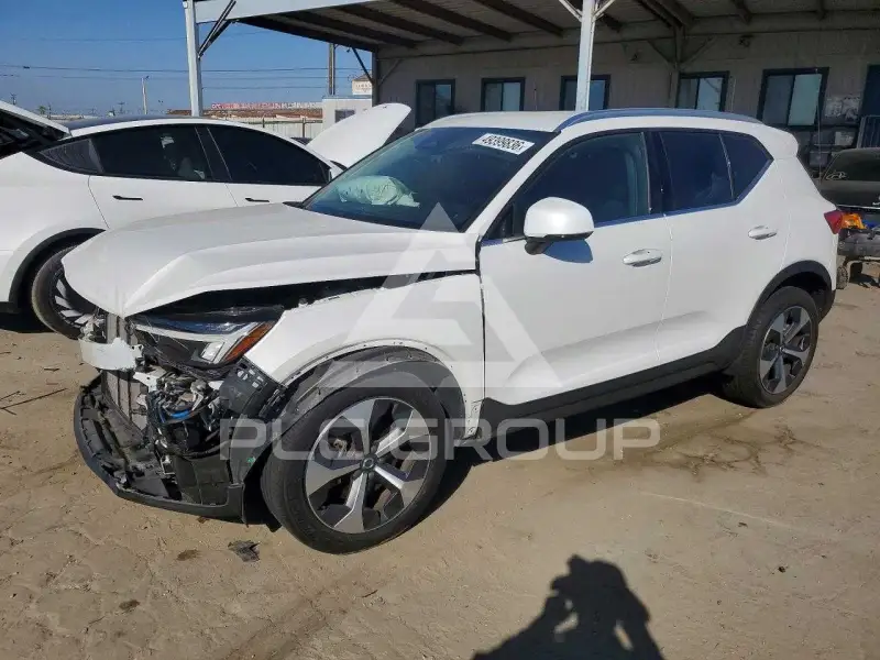 2024 Volvo XC40 фото