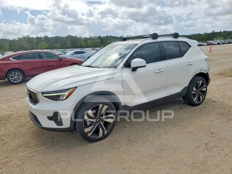 2024 Volvo XC40 фото
