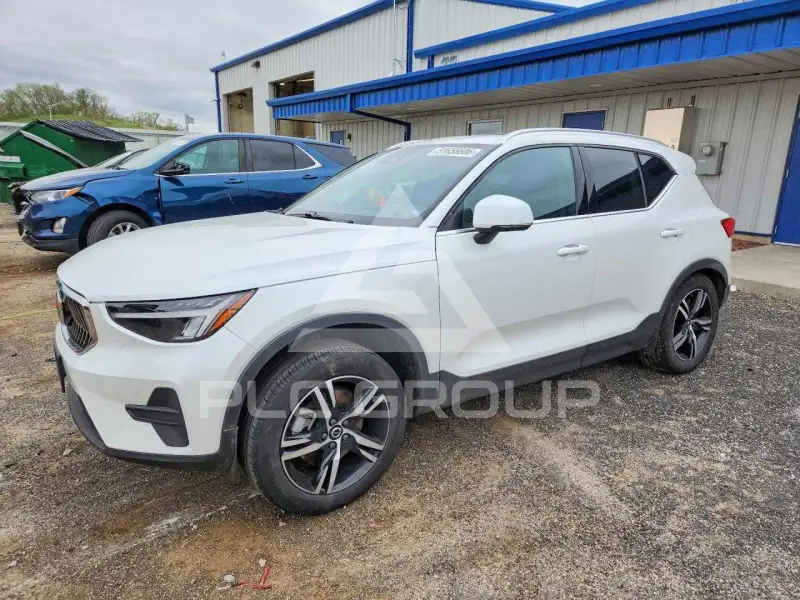 2024 Volvo XC40 фото