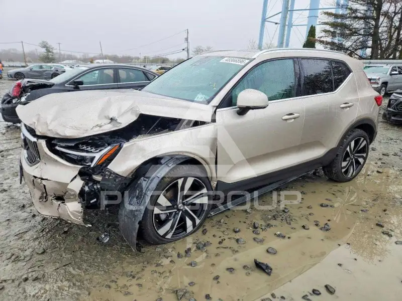 2024 Volvo XC40 фото