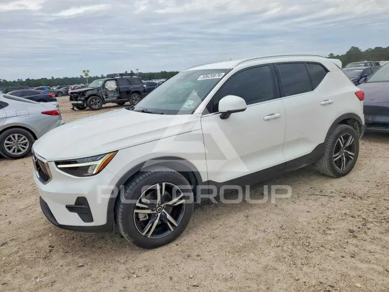 2024 Volvo XC40 фото