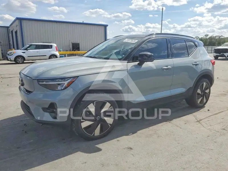 2024 Volvo XC40 фото