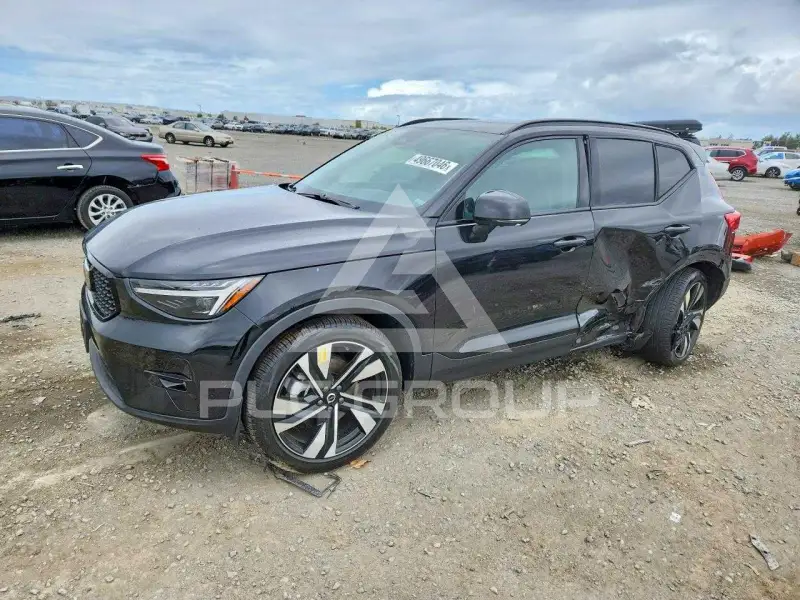 2024 Volvo XC40 фото