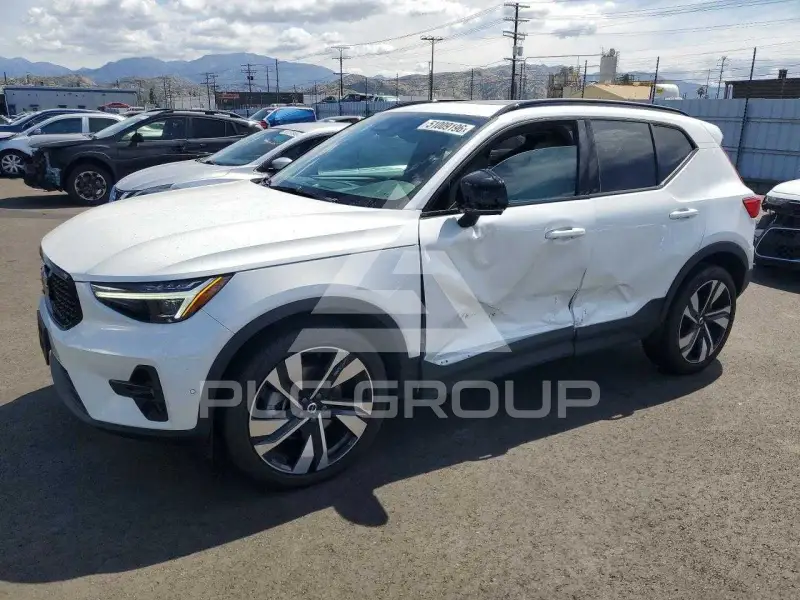 2024 Volvo XC40 фото