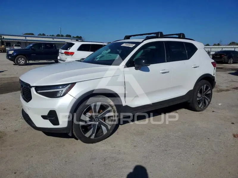2024 Volvo XC40 фото