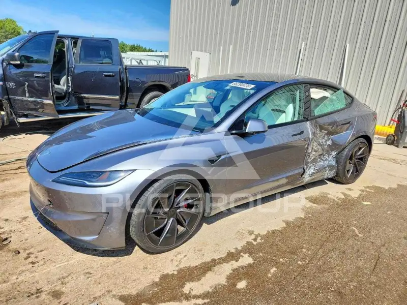 2024 Tesla Model 3 фото