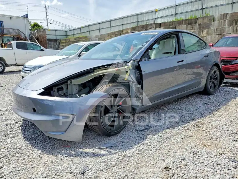 2024 Tesla Model 3 фото
