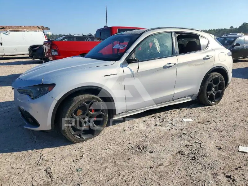 2024 Alfa Romeo Stelvio photo