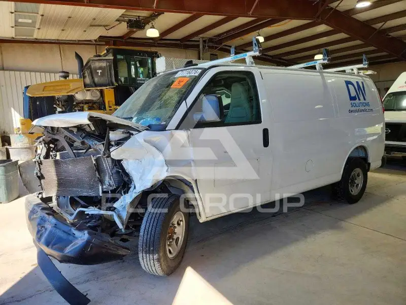 2025 Chevrolet Express photo