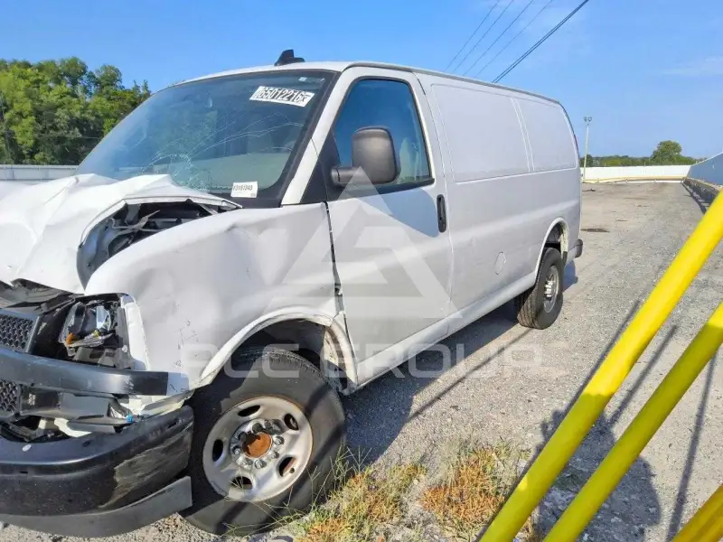 2025 Chevrolet Express фото