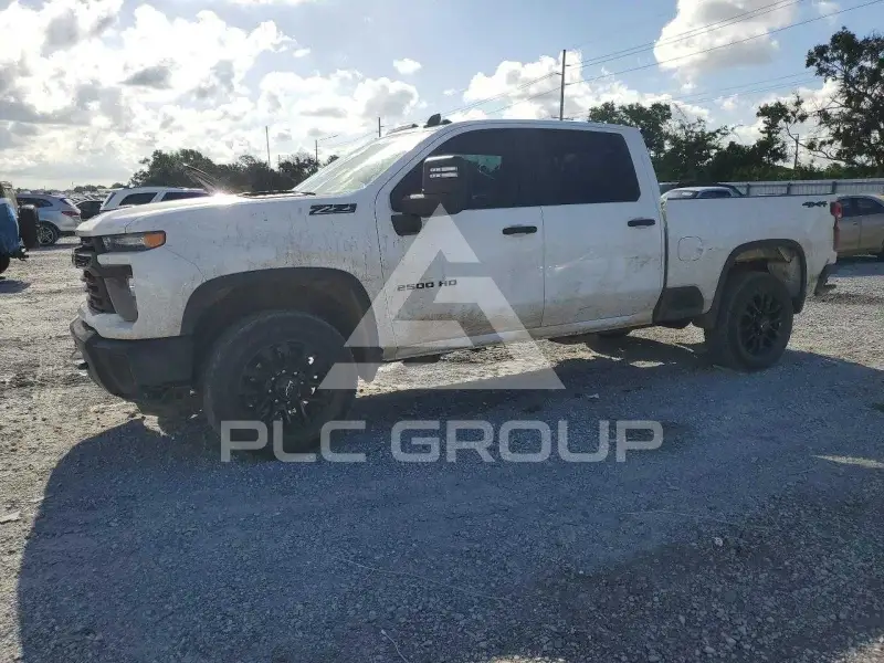 2025 Chevrolet Silverado photo