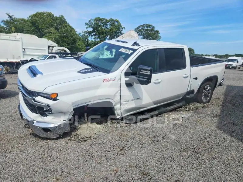 2025 Chevrolet Silverado photo